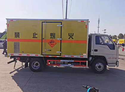 突泉爆破器材运输车工人安全操作规范与智能技术保障